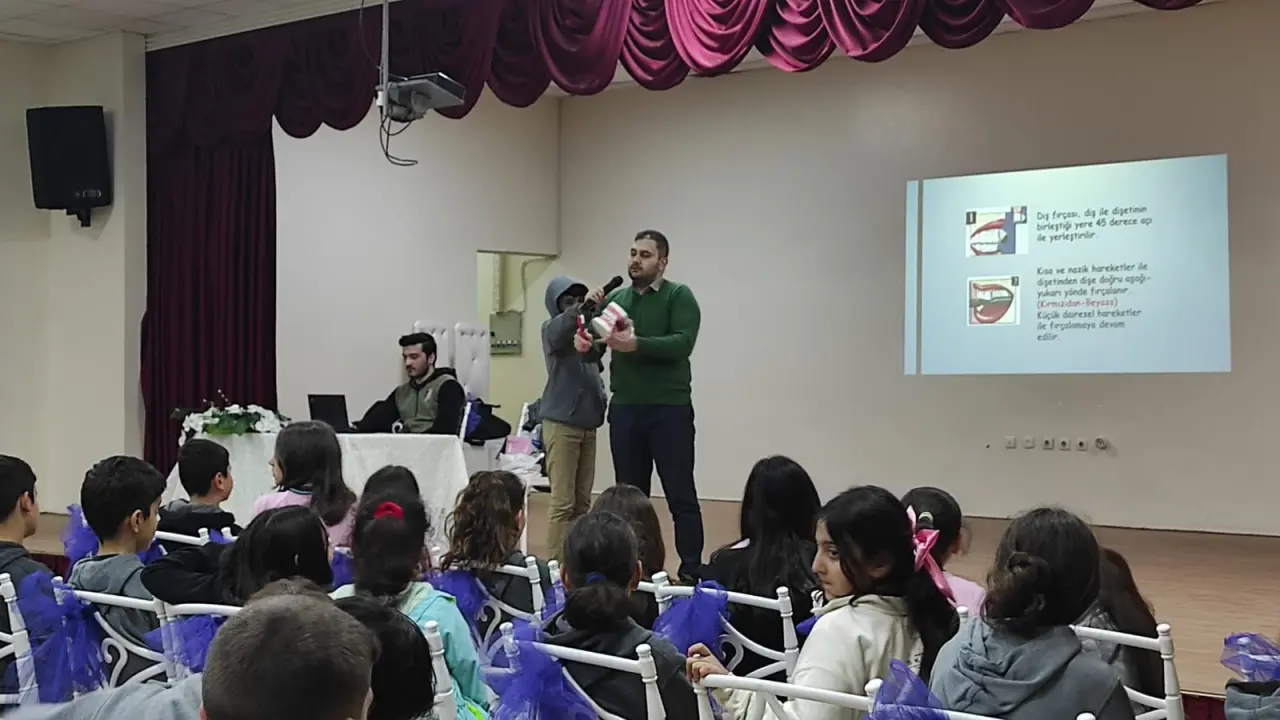 Haber: ÇOCUKLARDA DÜZENLİ AĞIZ VE DİŞ BAKIMI SAĞLIKLI OLMANIN TEMELİDİR - Galeri-2