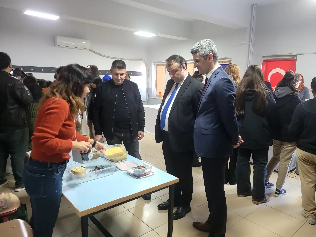 Haber: Atike Hanım Anadolu Lisesinde Araştırmacılar Okulda Etkinliği - Öne Çıkan