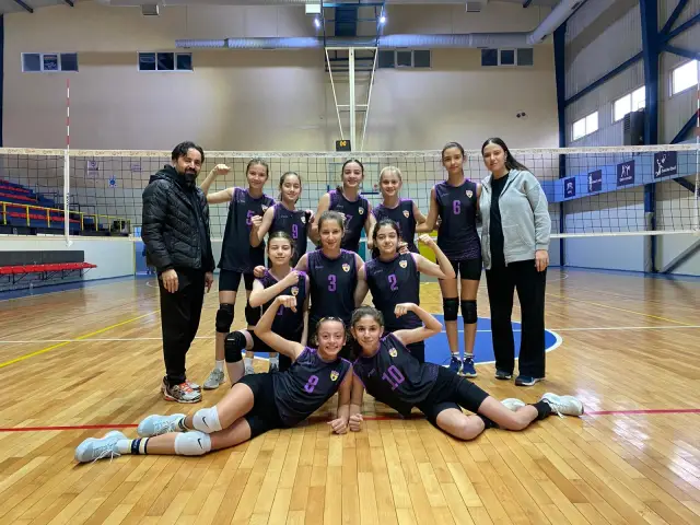 Şehit Mahmutbey Ortaokulu küçük kız voleybol takımı Yarı finalde