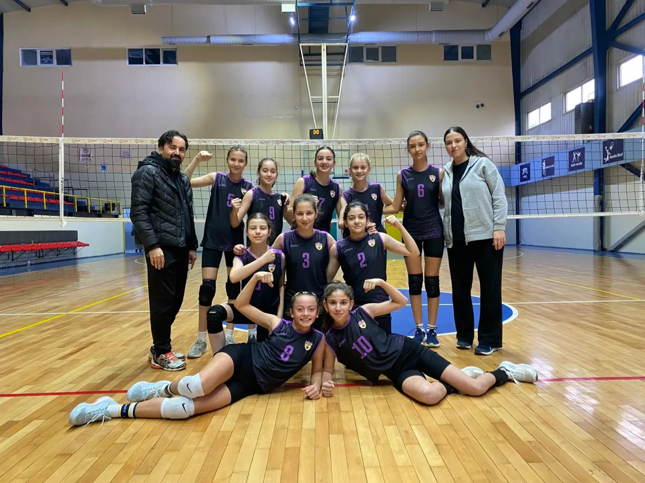 Haber: Şehit Mahmutbey Ortaokulu küçük kız voleybol takımı Yarı finalde - Öne Çıkan