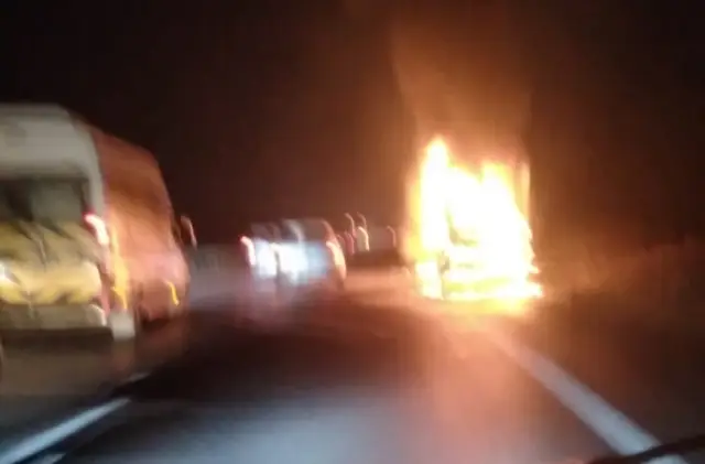 İşçileri taşıyan servis aracı alev alev yandı