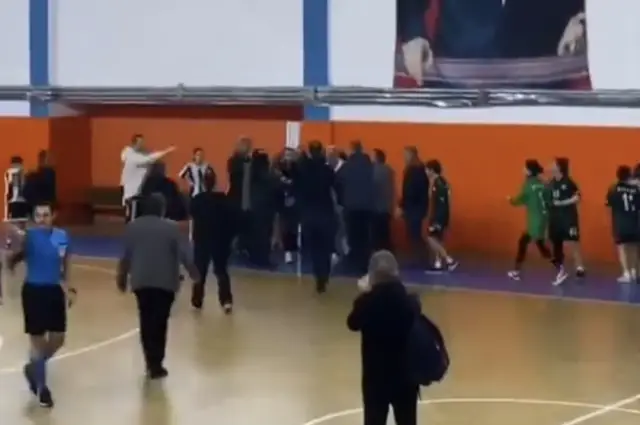 Kızların Maçında olay, Hendekli oyunculara saldırdılar