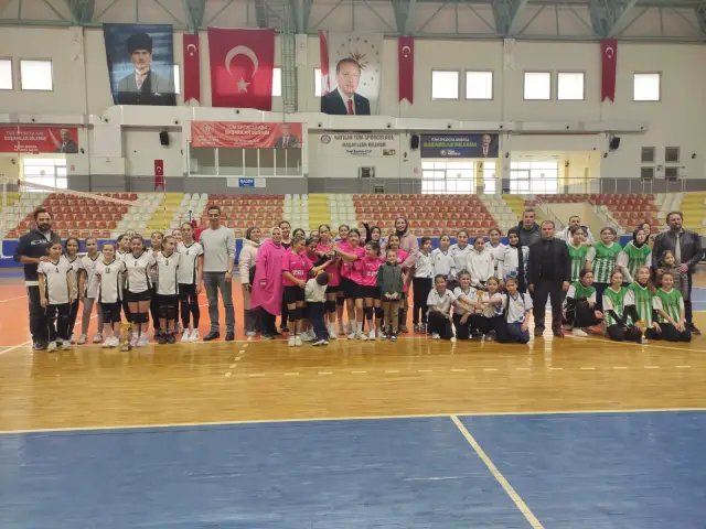 Kızlar Voleybol şampiyonu Atike Hanım Ortaokulu
