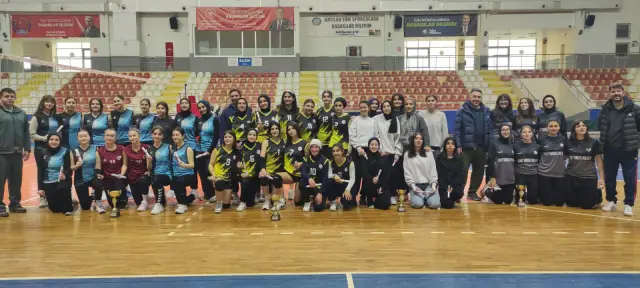 Hendek Anadolu Lisesi Voleybolda şampiyon
