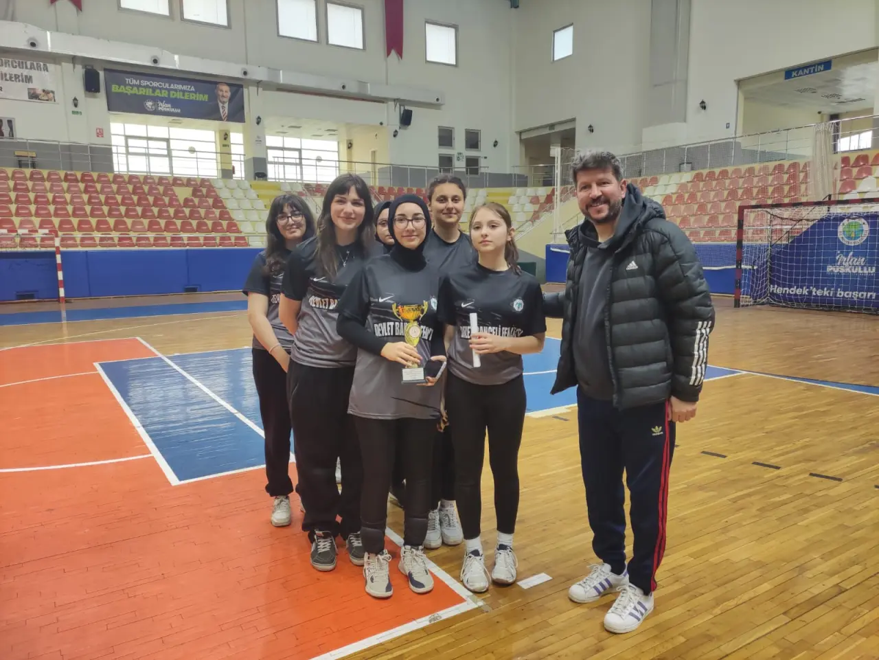 Haber: Hendek Anadolu Lisesi Voleybolda şampiyon - Galeri-4