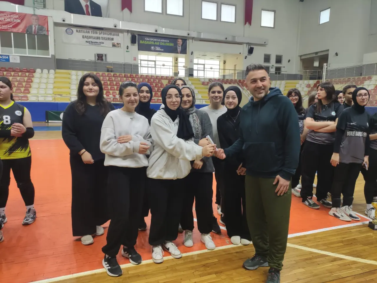 Haber: Hendek Anadolu Lisesi Voleybolda şampiyon - Galeri-3