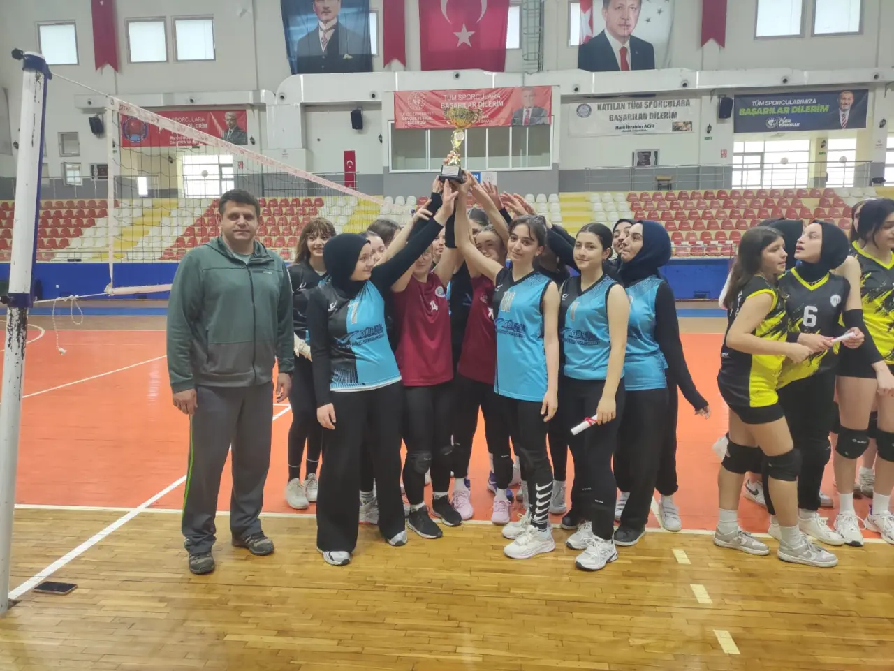 Haber: Hendek Anadolu Lisesi Voleybolda şampiyon - Galeri-1