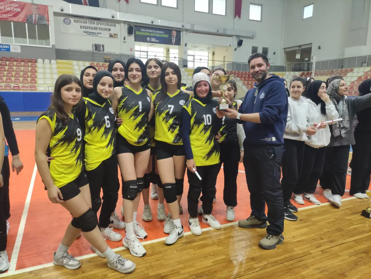 Haber: Hendek Anadolu Lisesi Voleybolda şampiyon - Galeri-2