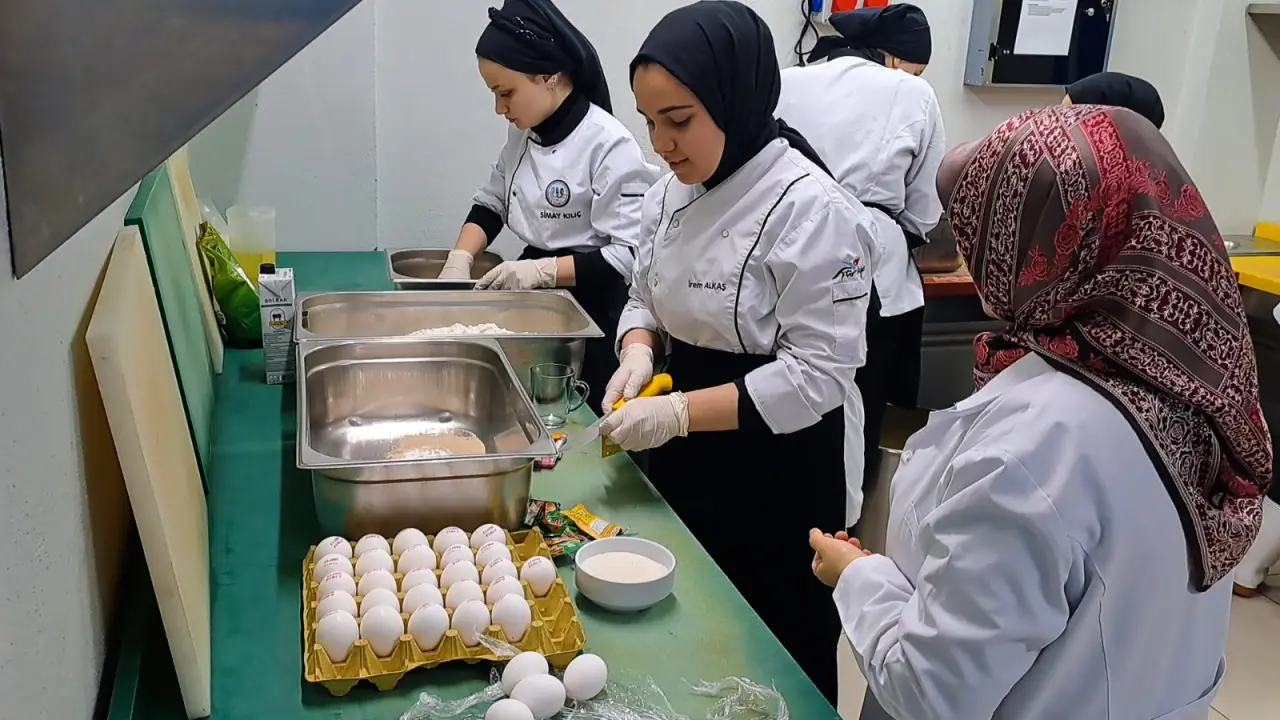Haber: Aşçı adayı lise öğrencileri 2 bin 700 öğrenciye yemek hazırlıyor - Galeri-1