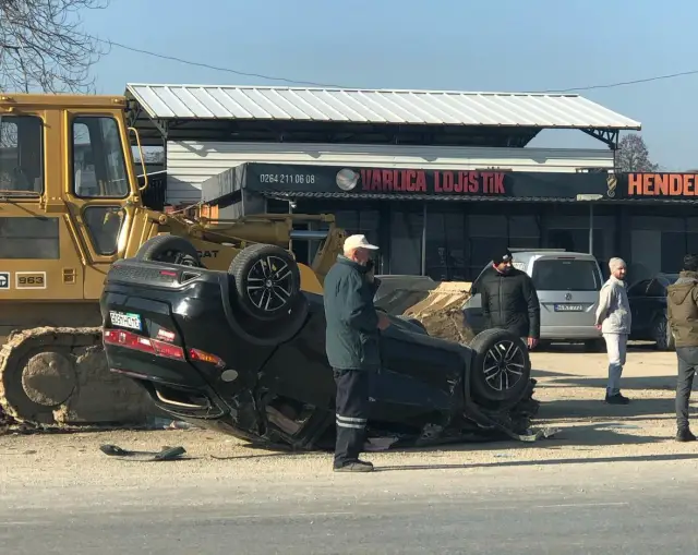 Hendek’te Kaza Otomobil Ters Döndü