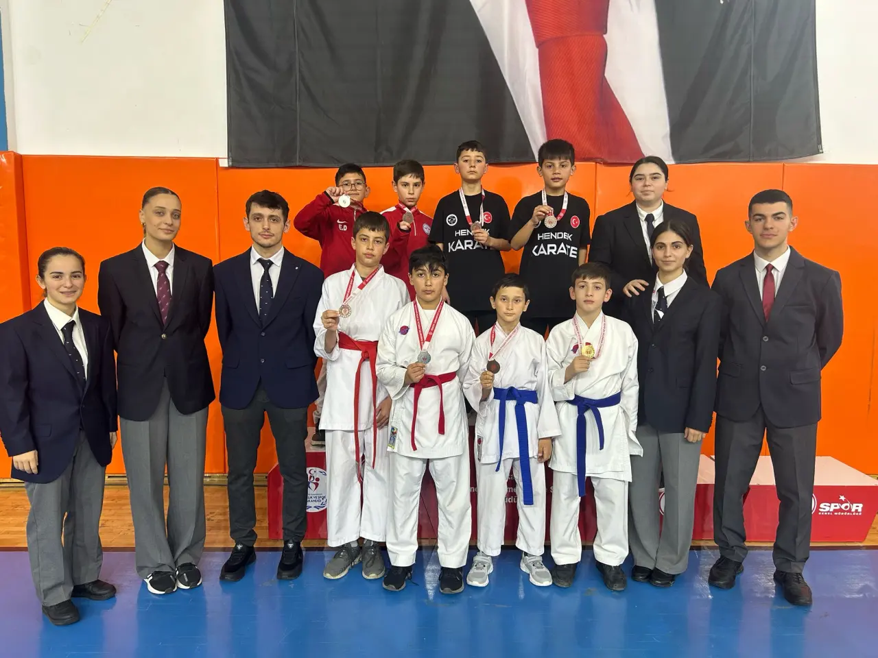 Haber: Hendekli karateciler   madalyaları topladı - Öne Çıkan