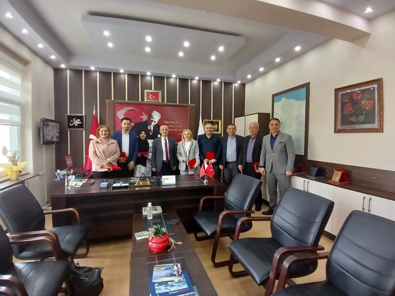 Haber: YAZAR VE ŞAİRLERE PLAKET TAKDİMİ - Galeri-4
