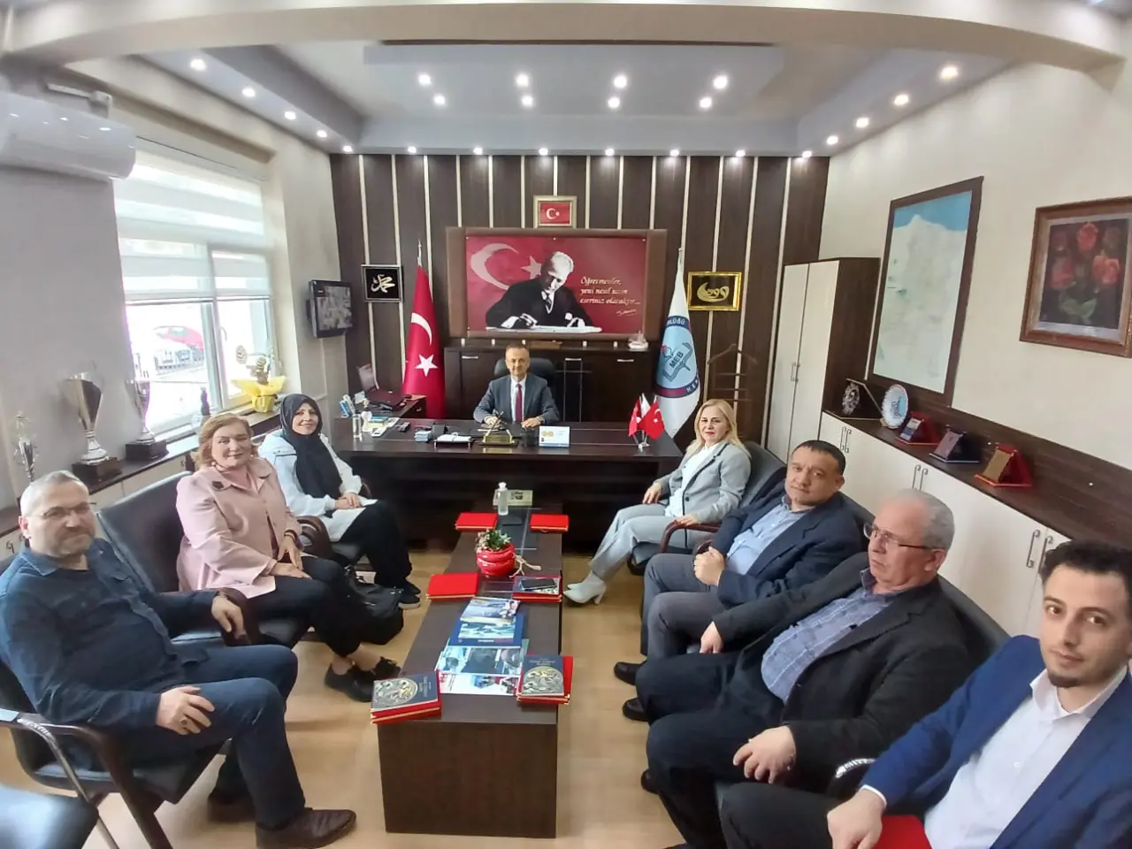 Haber: YAZAR VE ŞAİRLERE PLAKET TAKDİMİ - Öne Çıkan