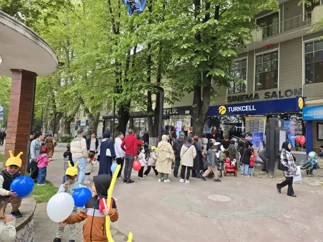 23 Nisan Coşkusu Demsan Turkcell Hendek Mağazasında Yaşandı