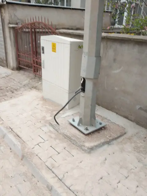 ELEKTRİK DİREĞİ TEHLİKE SAÇIYOR