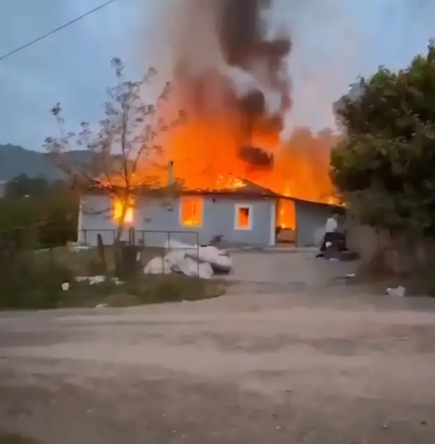 Tek katlı ev yanarak kullanılamaz hale geldi