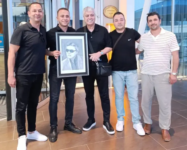 Ressam Adalı'dan Cengiz Babaya jest
