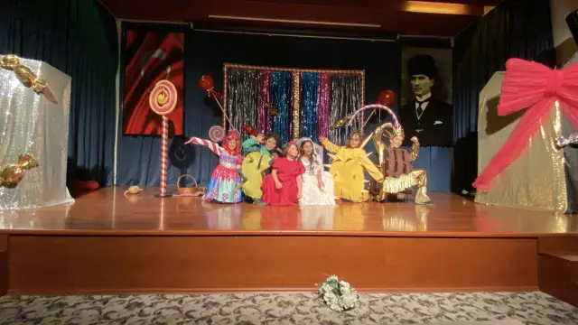 Hendek Sanat Atölyesi’nden Yeni Bir Başarı: Çikolatalar Diyarı Sahnedeydi