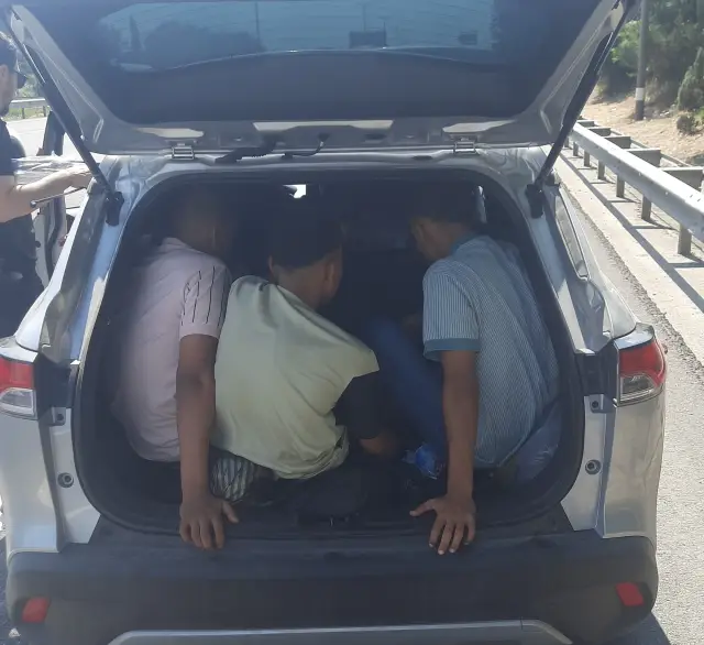 Otomobilin kapılarını açan polis şaşırdı