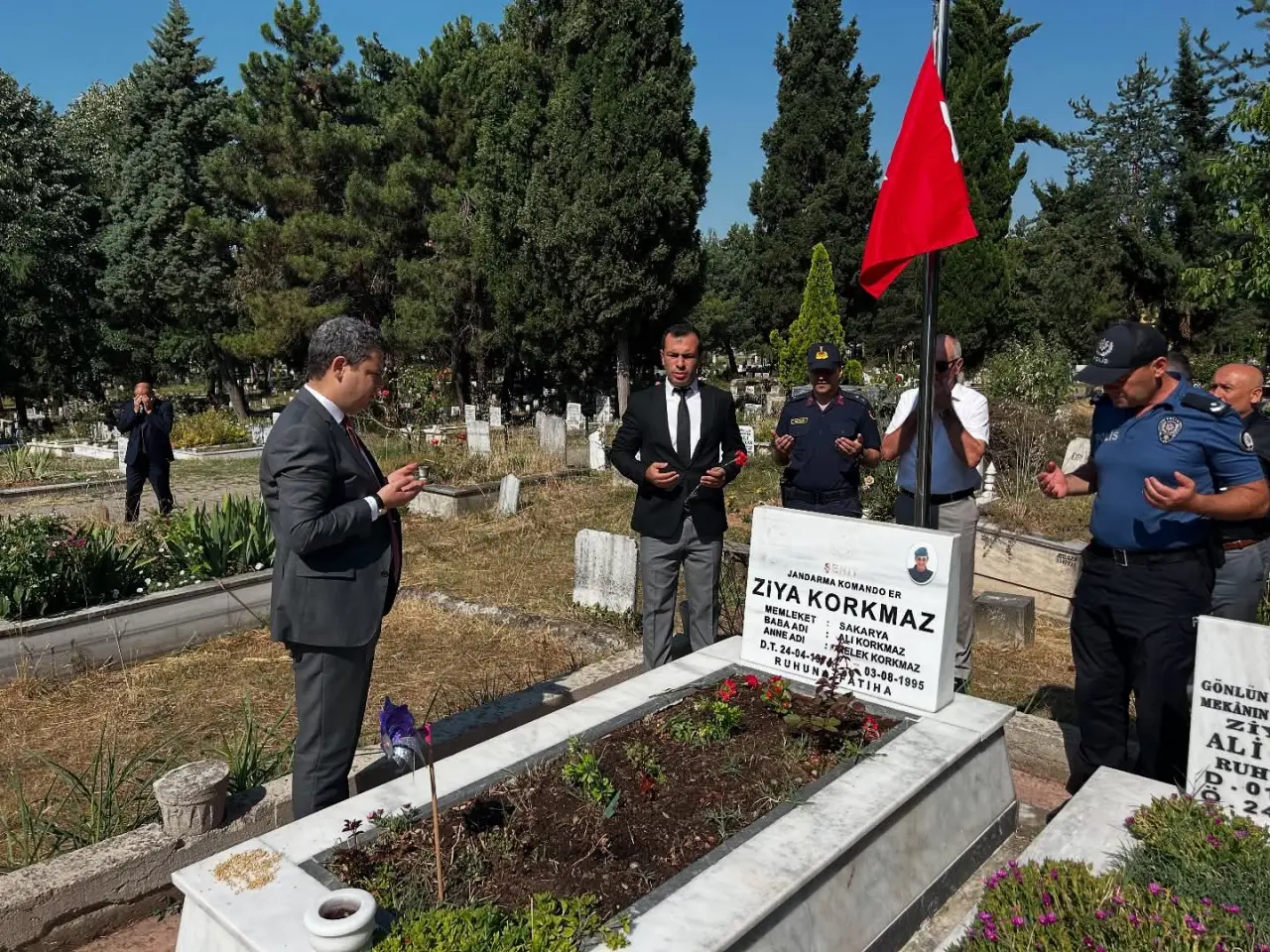 Haber: Hendek Kaymakamı Hacı Hasan Gökpınar Şehitleri Dualarla Andı - Galeri-2