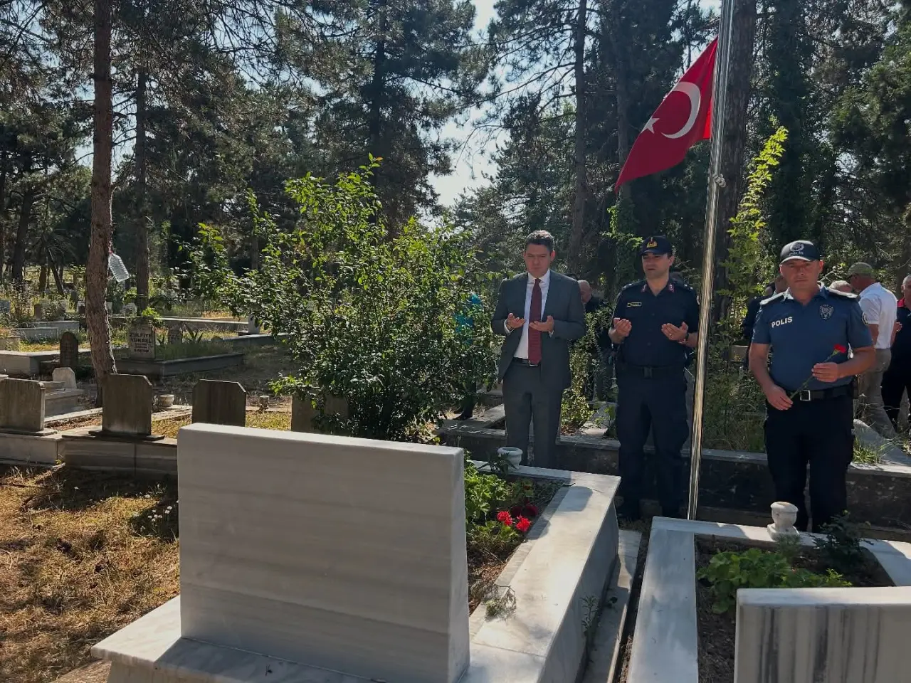 Haber: Hendek Kaymakamı Hacı Hasan Gökpınar Şehitleri Dualarla Andı - Galeri-1