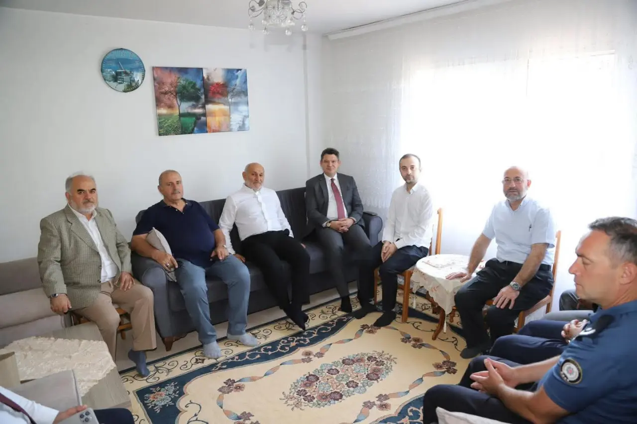 Haber: Hendek Kaymakamı Hacı Hasan Gökpınar Şehitleri Dualarla Andı - Galeri-3