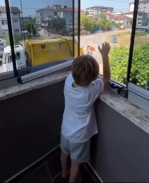 Minik Yuşa Çöp Günlerinde Temizlik Personelini bekliyor