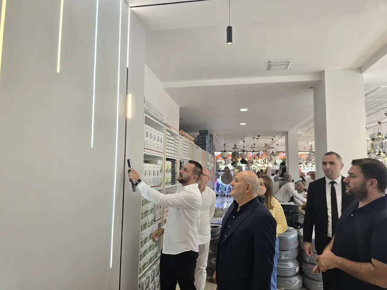 Haber: Ada Berrak Elektrik Hendek Şubesi Yenilenen Yüzüyle Hizmete Açıldı - Galeri-7