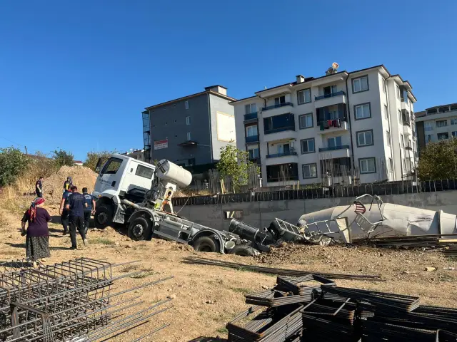 Hendek'te Beton Mikseri Devrildi