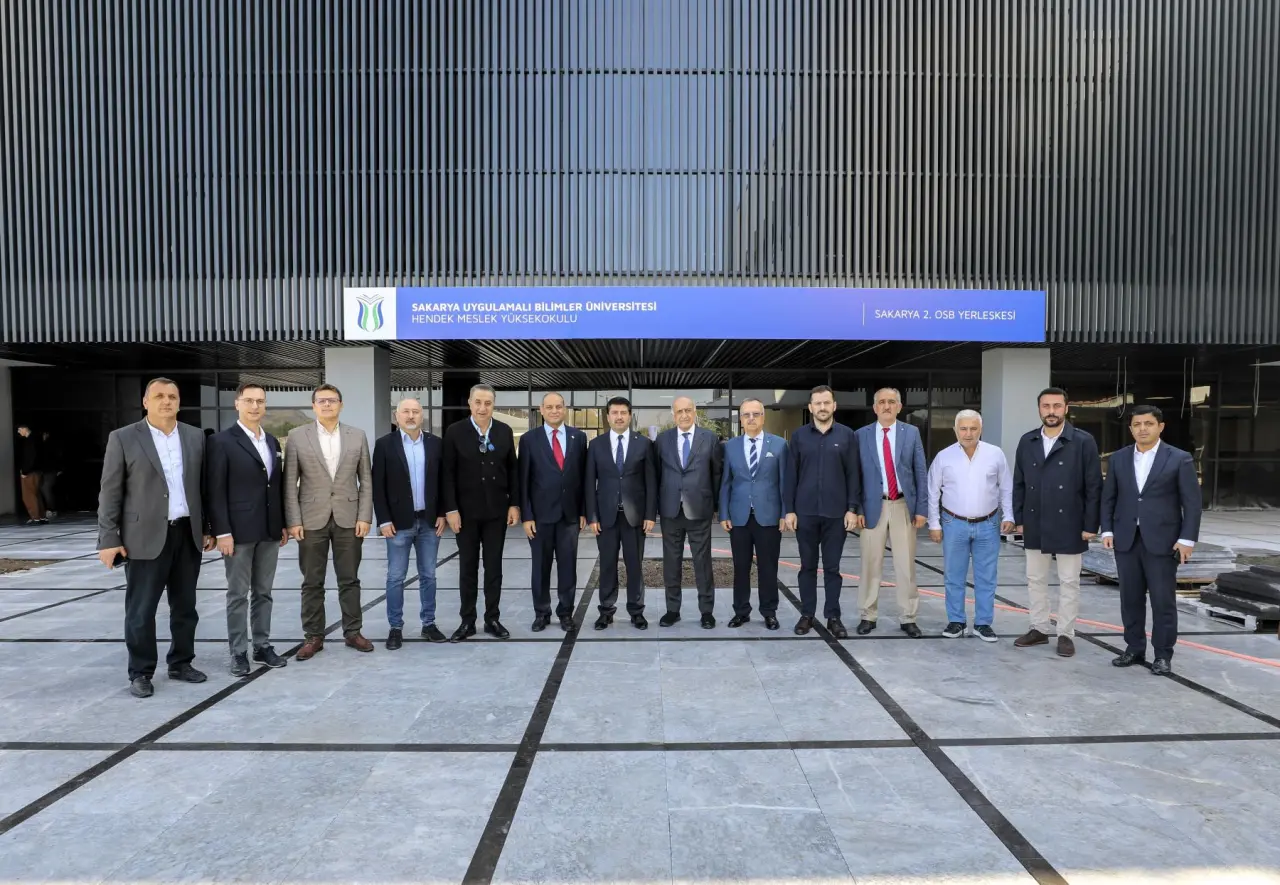 Haber: Hendek MYO’da ilk dersi rektör ve OSB başkanı verdi - Galeri-1