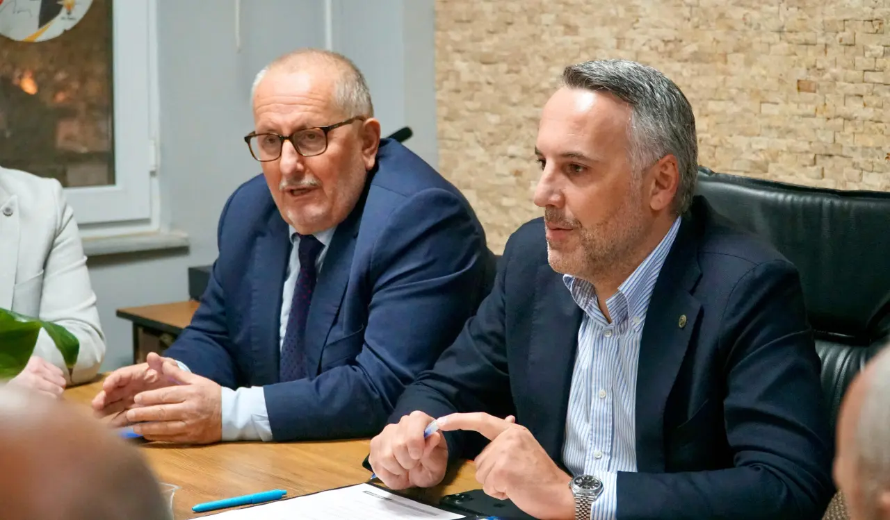 Haber: Tever İlçe Teşkilatını ziyaret etti - Galeri-1