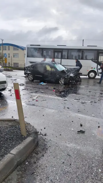 3 aracın karıştığı kazada iki kişi yaralandı