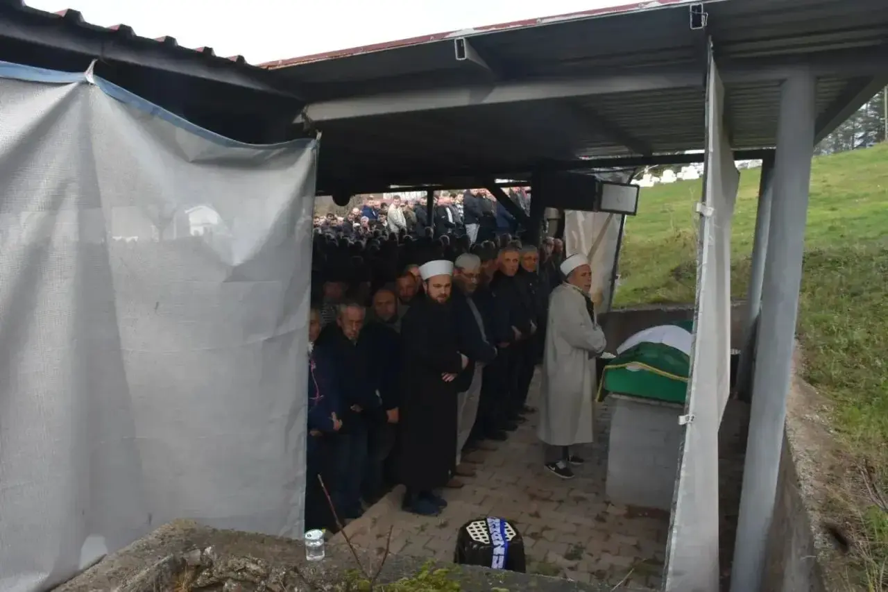 Haber: Aytekin İlmek gözyaşları ile toprağa verildi - Öne Çıkan