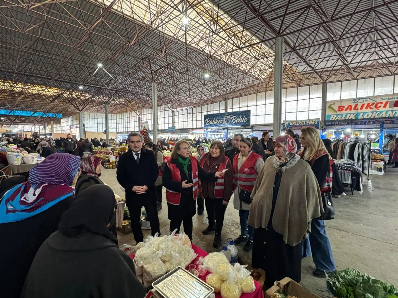 Haber: CHP Heyeti Pazaryerinde esnaf ve vatandaşlarla buluştu - Galeri-7