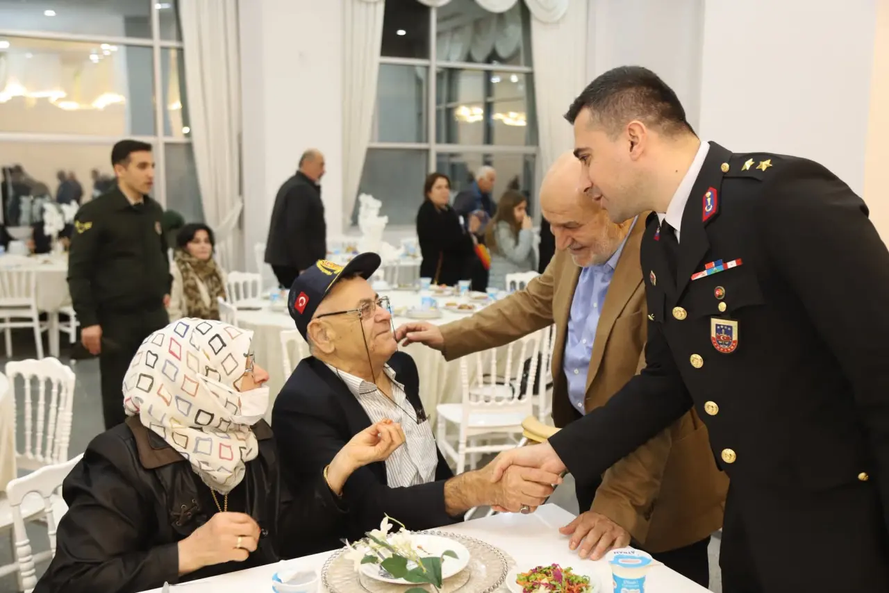 Haber: Şehit Aileleri, Gaziler ve aileleri iftarda bir araya geldi - Galeri-4