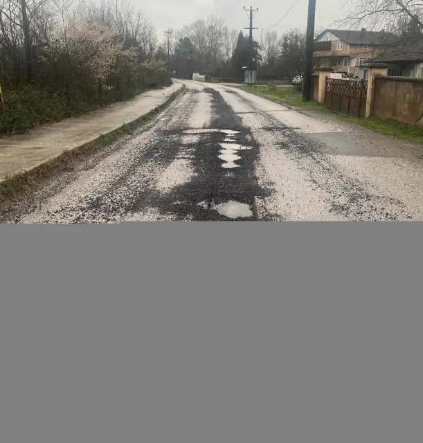 Hendek Uzuncaorman’da Yola dökülen Mıcırlar Tehlike Saçıyor