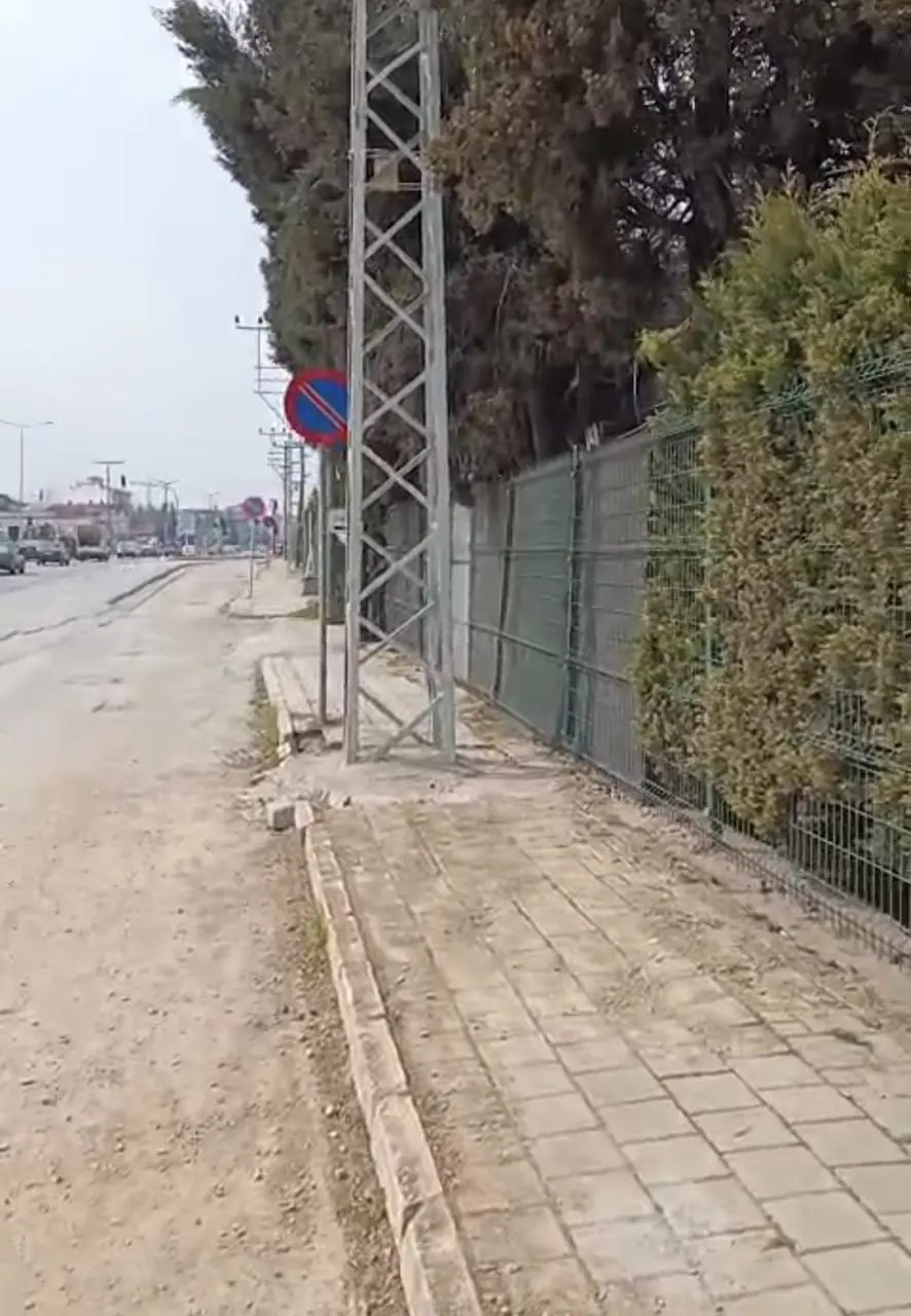 Haber: Hendek’te Kaldırım Ortasına Dikilen Elektrik Direklerine Tepki - Galeri-1