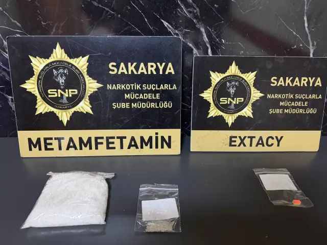 Narkotik uyuşturucu tacirlerini gişelerde yakaladı
