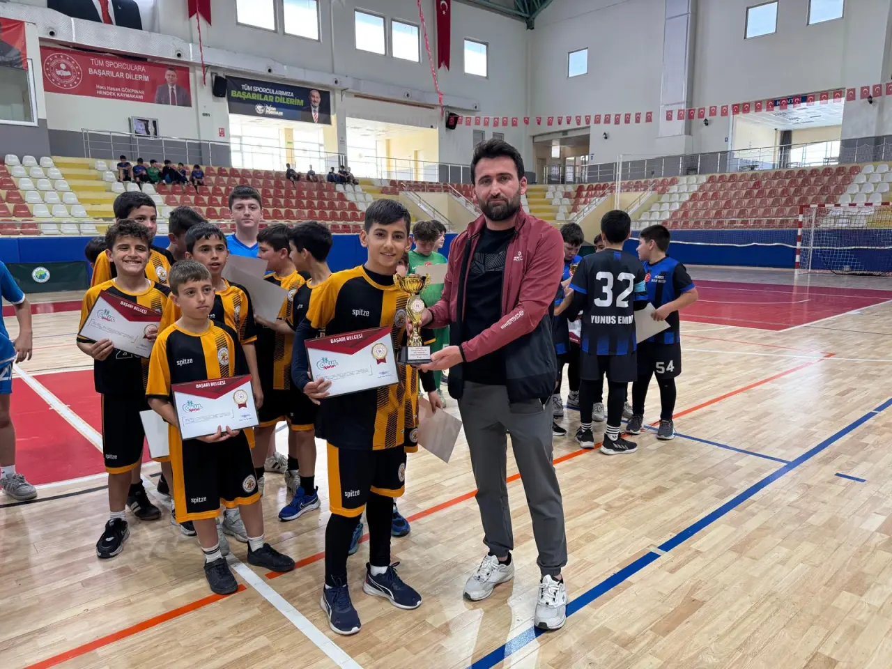 Haber: Küçük Erkekler Futsalda Yeşilyurt Ortaokulu şampiyon - Galeri-5
