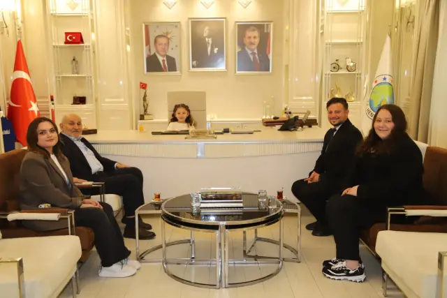23 NİSAN'DA BAŞKANLIK KOLTUĞU MİNİK ÖĞRENCİLERE EMANET
