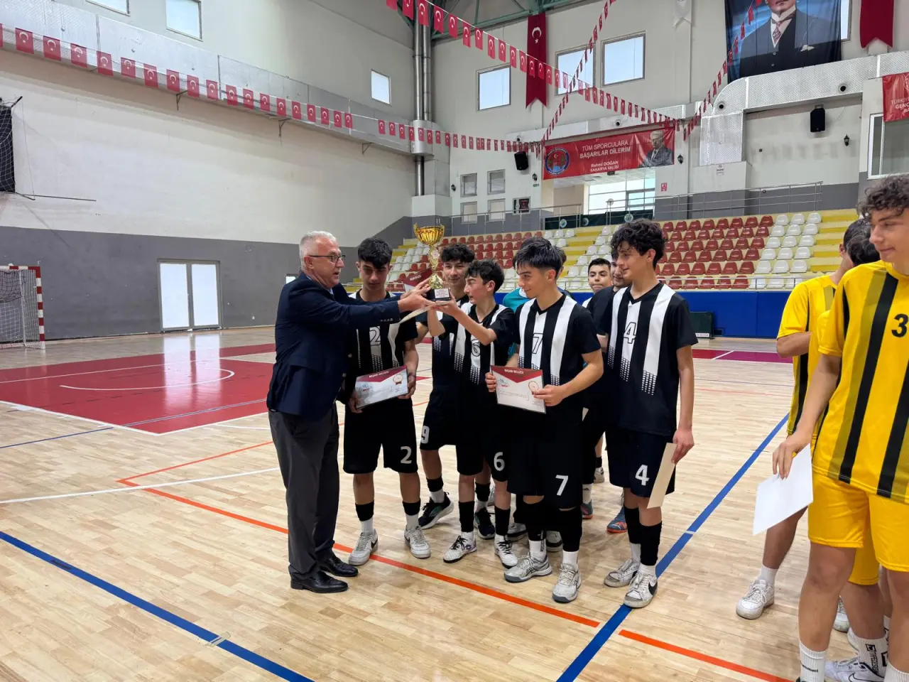 Haber: Okul Sporları Genç Erkekler Futsal sona erdi - Galeri-1