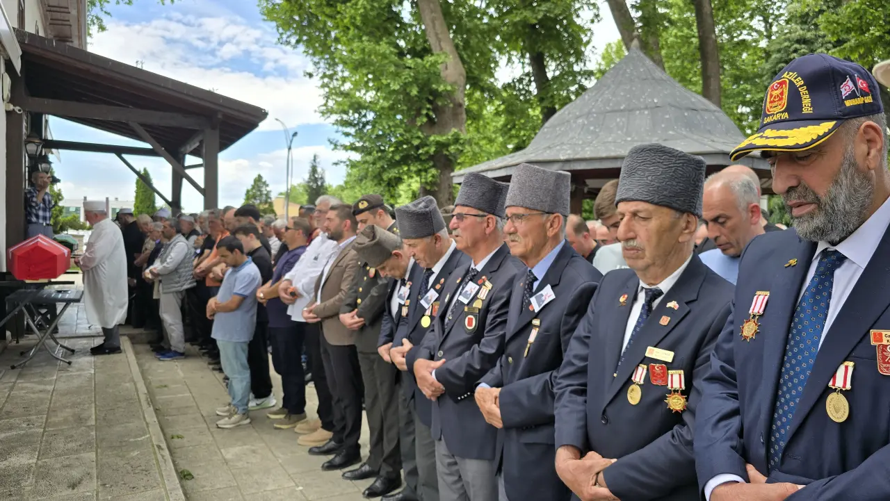 Haber: Kıbrıs Gazisi Dualarla son yolculuğuna uğurlandı - Galeri-1