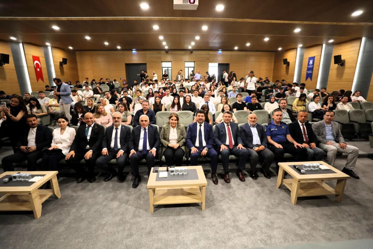Haber: Hendek MYO’dan etkinliklerle dolu Kariyer Zirvesi - Galeri-8