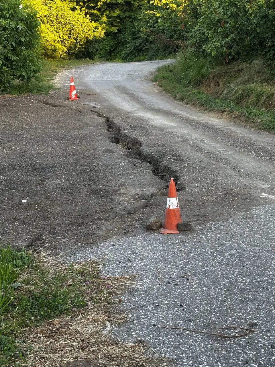 Haber: Aksu Üst Mahalle'de Çöken Yol Haftalardır Onarılmayı Bekliyor - Galeri-2
