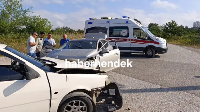 Hendek'te meydana gelen kazada 3 kişi yaralandı