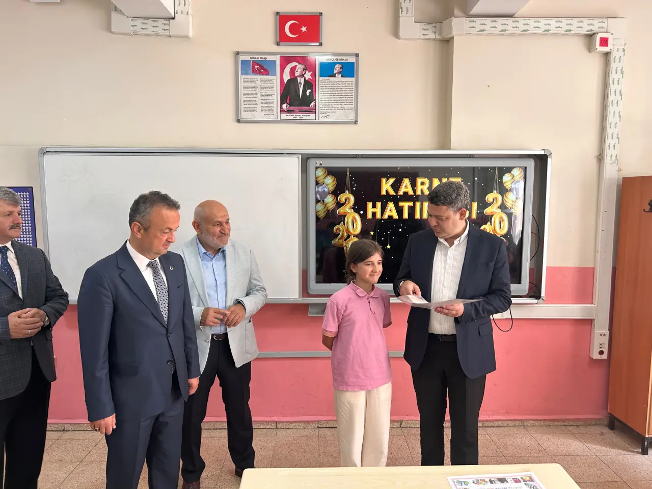 Haber: Hendek Protokolü Karne Heyecanına Ortak Oldu - Galeri-7