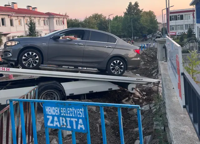 Tapu Müdürlüğü Önündeki Kazı Vatandaşların Tepkisini Çekti