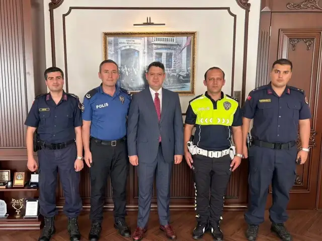 Terfi Eden Emniyet ve Jandarma Personellerine Yeni Rütbelerini Kaymakam Takdim Etti
