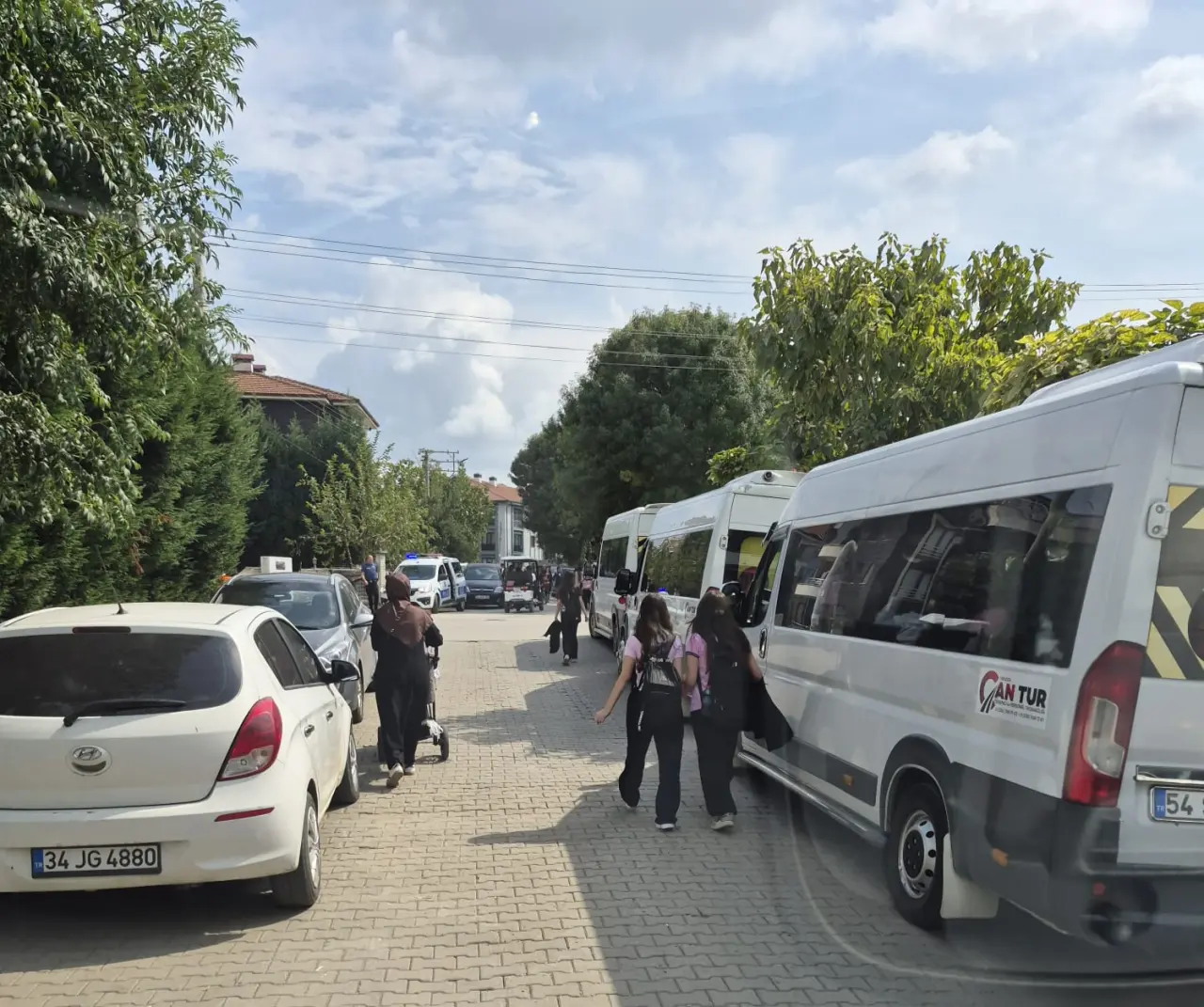 Haber: Hendek’te Aynı Binayı Kullanan İki Okulda Giriş Çıkış Yoğunluğu Endişe Yaratıyor - Öne Çıkan