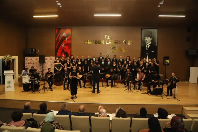 HENDEK’TE CUMHURİYET COŞKUSU TÜRKÜLERLE TAÇLANDI
